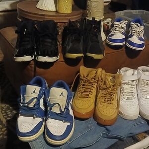 Nike Blue and Black Athletic Shoes with Classic Lace-Up Design